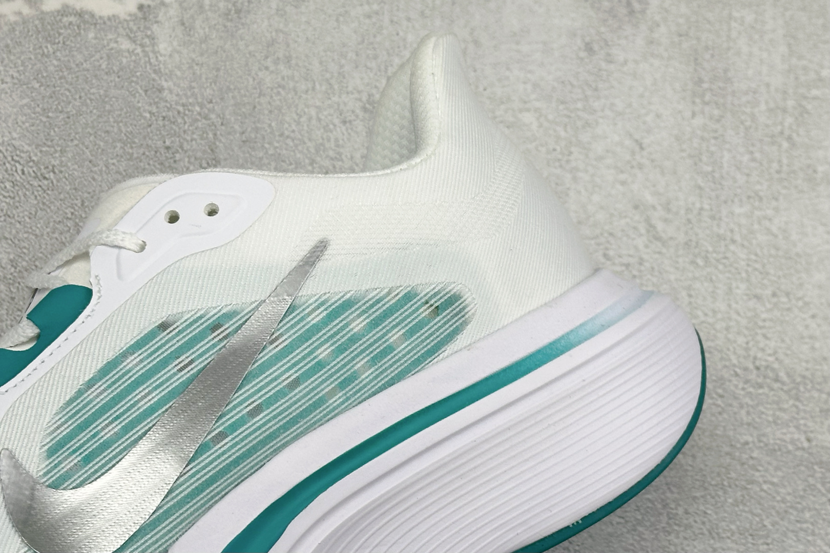 NIKE AIR ZOOM PEGASUS 42 减震防滑耐磨透气 低帮跑步鞋 兼顾迅疾外观和稳固脚感 后跟覆面和中足动