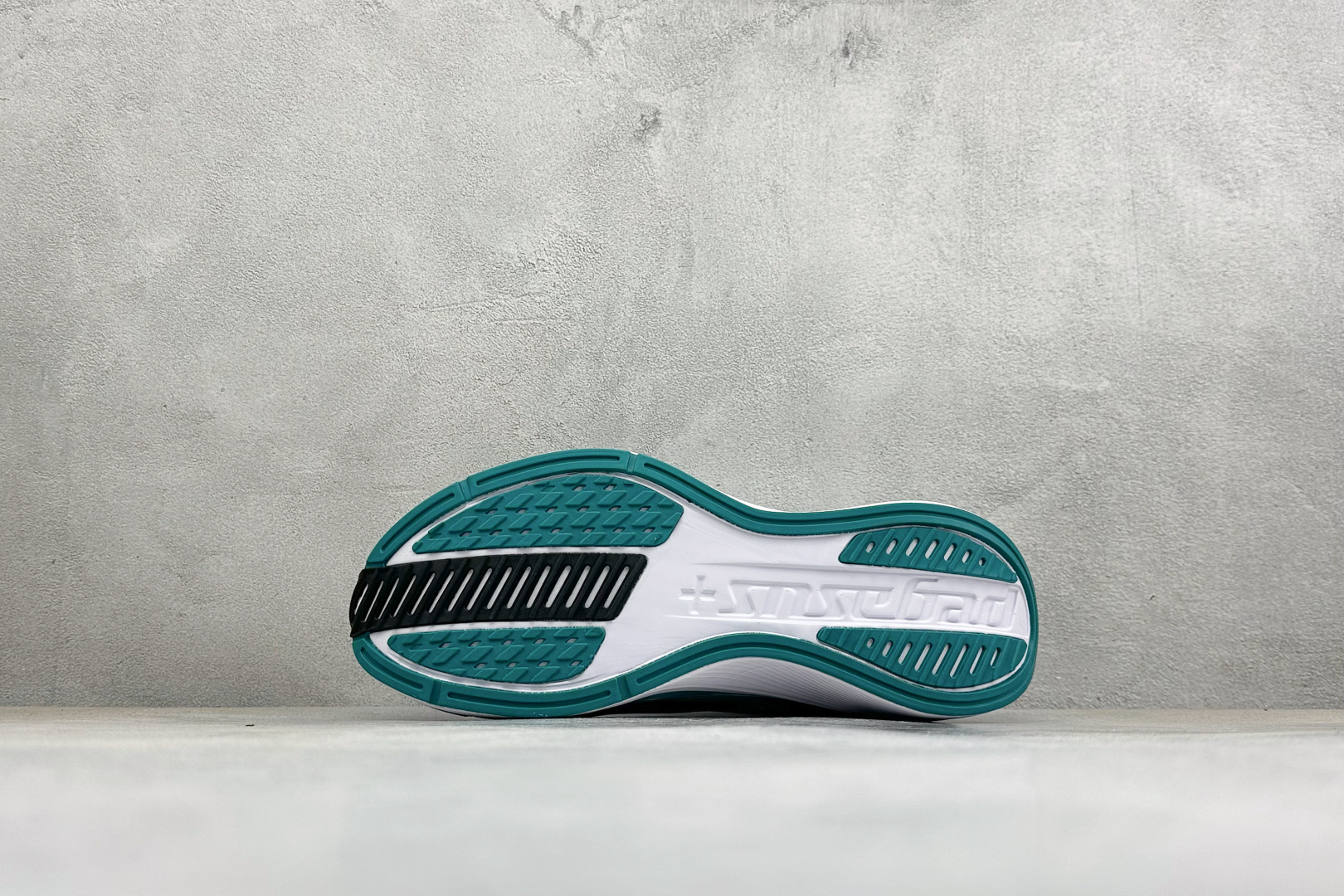 NIKE AIR ZOOM PEGASUS 42 减震防滑耐磨透气 低帮跑步鞋 兼顾迅疾外观和稳固脚感 后跟覆面和中足动