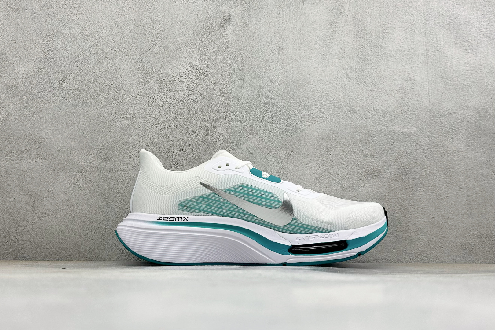 NIKE AIR ZOOM PEGASUS 42 减震防滑耐磨透气 低帮跑步鞋 兼顾迅疾外观和稳固脚感 后跟覆面和中足动