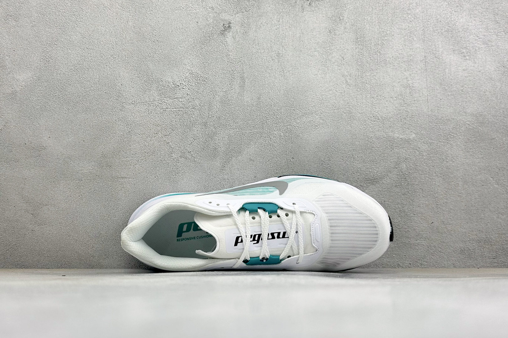 NIKE AIR ZOOM PEGASUS 42 减震防滑耐磨透气 低帮跑步鞋 兼顾迅疾外观和稳固脚感 后跟覆面和中足动