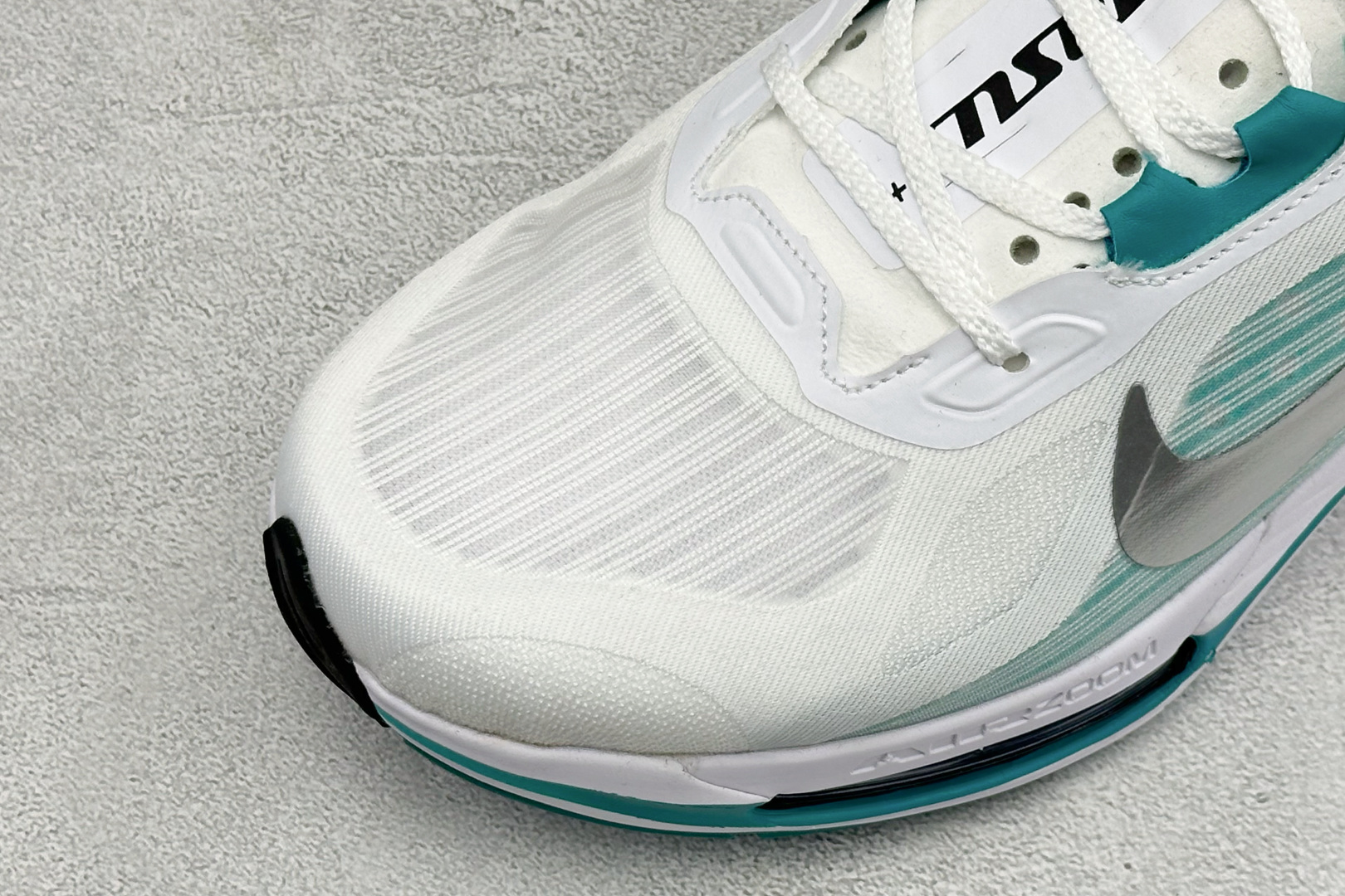 NIKE AIR ZOOM PEGASUS 42 减震防滑耐磨透气 低帮跑步鞋 兼顾迅疾外观和稳固脚感 后跟覆面和中足动