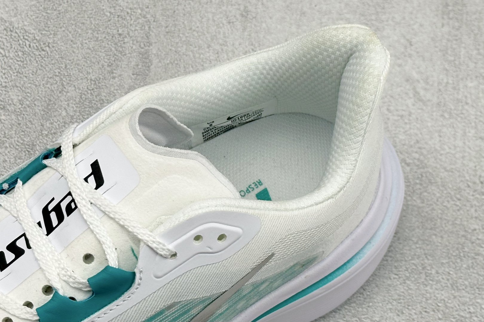 NIKE AIR ZOOM PEGASUS 42 减震防滑耐磨透气 低帮跑步鞋 兼顾迅疾外观和稳固脚感 后跟覆面和中足动