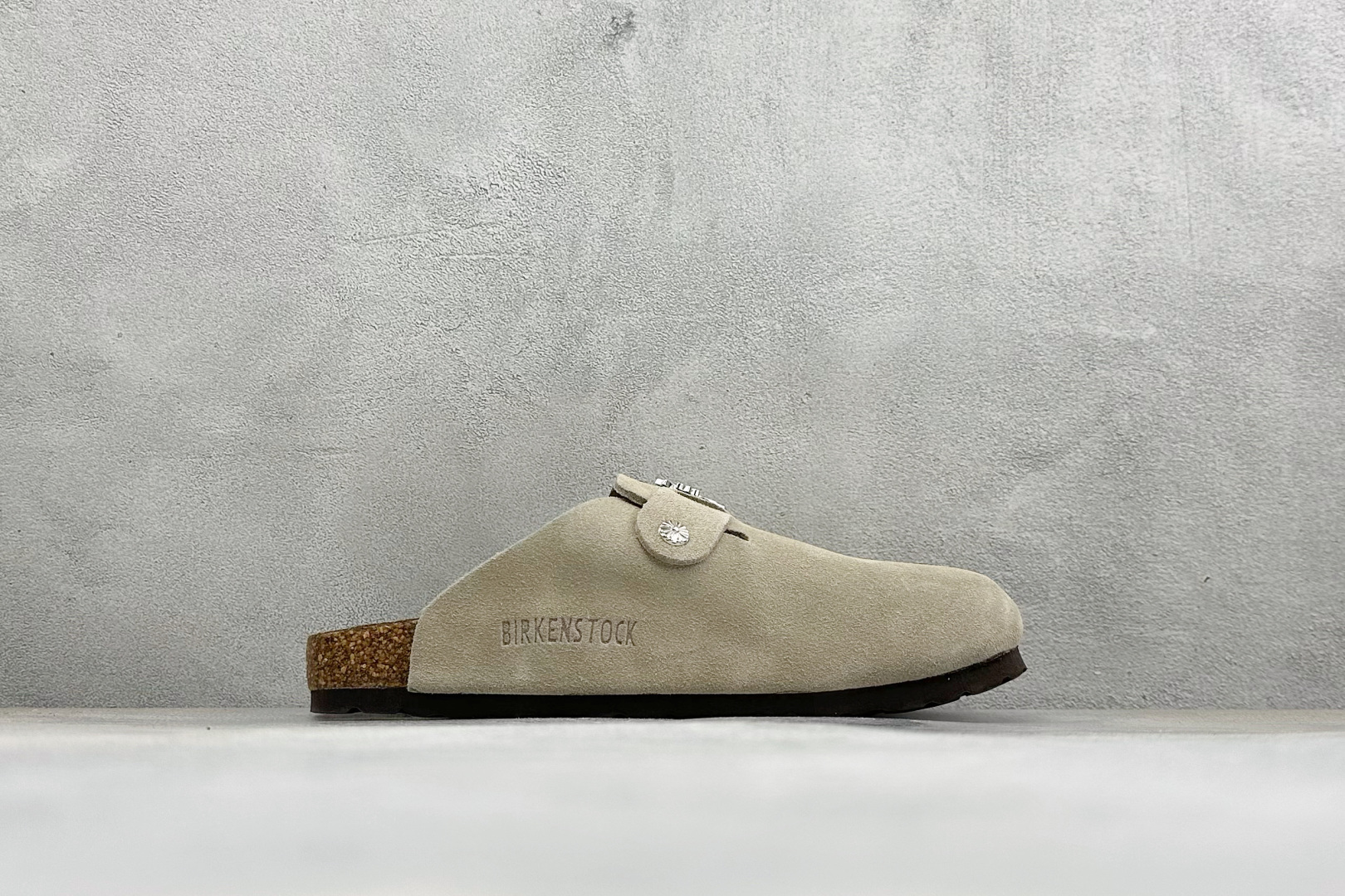 Birkenstock 勃肯凉鞋系列 #采用质地柔软牛皮绒面革植入羊羔毛鞋垫和里衬材质 中底搭载缓震软木橡胶 外置EVA Birkenstock 勃肯凉鞋系列 #采用质地柔软牛皮绒面革植入羊羔毛鞋垫和里衬材质 中底搭载缓震软木橡胶 外置EVA