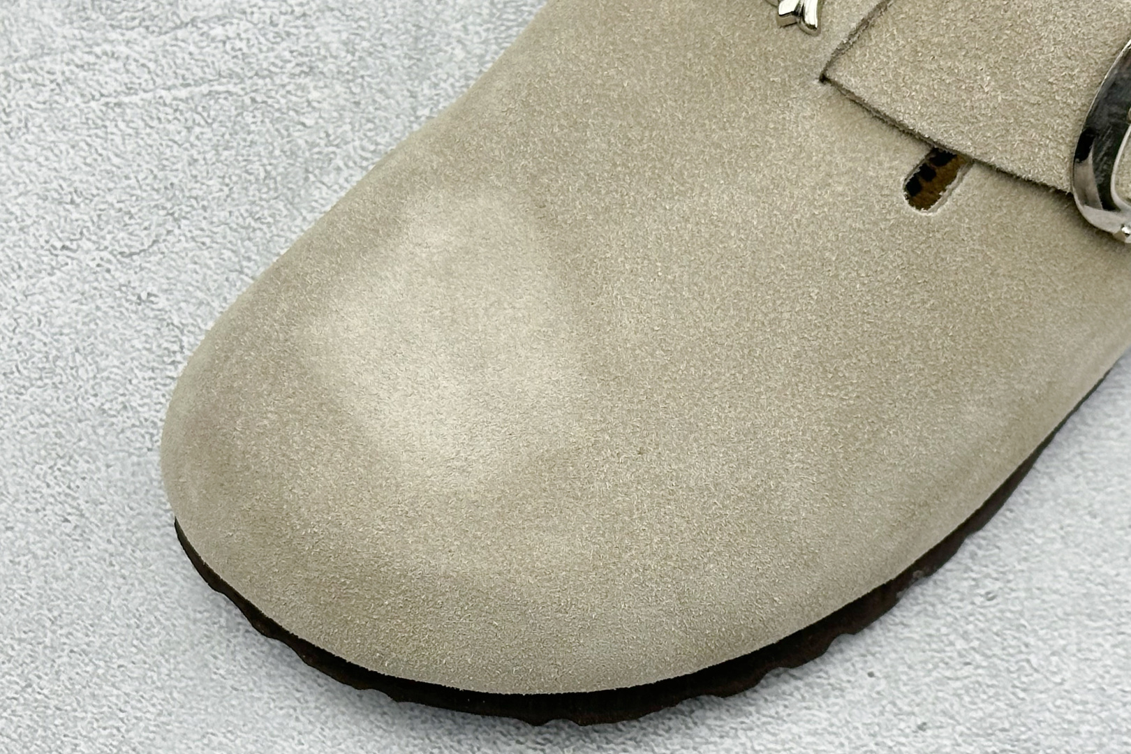Birkenstock 勃肯凉鞋系列 #采用质地柔软牛皮绒面革植入羊羔毛鞋垫和里衬材质 中底搭载缓震软木橡胶 外置EVA Birkenstock 勃肯凉鞋系列 #采用质地柔软牛皮绒面革植入羊羔毛鞋垫和里衬材质 中底搭载缓震软木橡胶 外置EVA