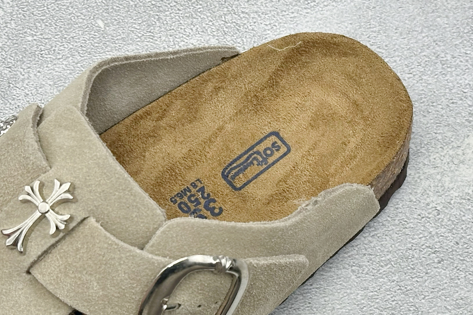 Birkenstock 勃肯凉鞋系列 #采用质地柔软牛皮绒面革植入羊羔毛鞋垫和里衬材质 中底搭载缓震软木橡胶 外置EVA Birkenstock 勃肯凉鞋系列 #采用质地柔软牛皮绒面革植入羊羔毛鞋垫和里衬材质 中底搭载缓震软木橡胶 外置EVA