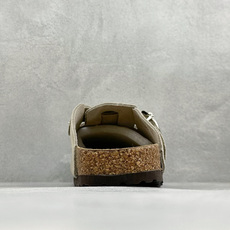 Birkenstock 勃肯凉鞋系列 #采用质地柔软牛皮绒面革植入羊羔毛鞋垫和里衬材质 中底搭载缓震软木橡胶 外置EVA Birkenstock 勃肯凉鞋系列 #采用质地柔软牛皮绒面革植入羊羔毛鞋垫和里衬材质 中底搭载缓震软木橡胶 外置EVA