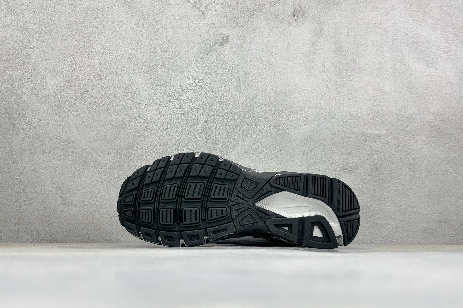 NIKE INITIATOR创始者系列 复古休闲运动舒适跑鞋 采用透气网眼鞋面和支撑覆盖层,自然运动设计的Phlyon NIKE INITIATOR创始者系列 复古休闲运动舒适跑鞋 采用透气网眼鞋面和支撑覆盖层,自然运动设计的Phlyon