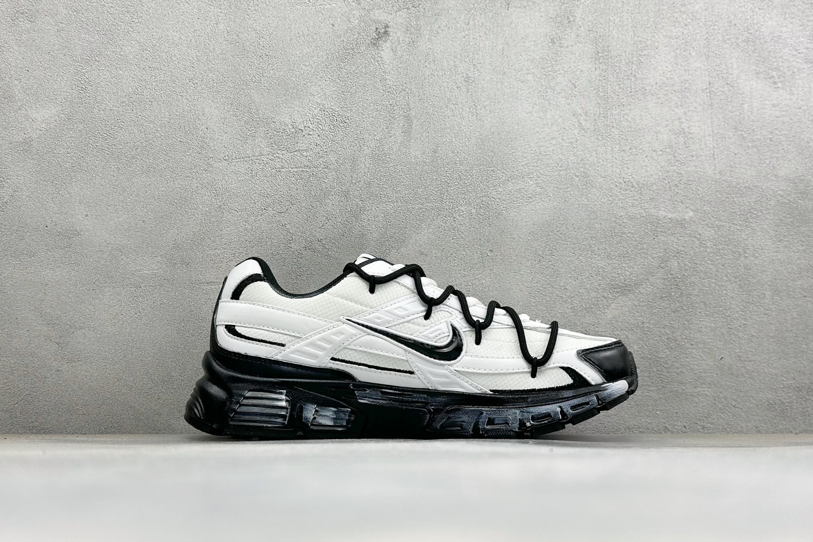 NIKE INITIATOR创始者系列 复古休闲运动舒适跑鞋 采用透气网眼鞋面和支撑覆盖层,自然运动设计的Phlyon NIKE INITIATOR创始者系列 复古休闲运动舒适跑鞋 采用透气网眼鞋面和支撑覆盖层,自然运动设计的Phlyon