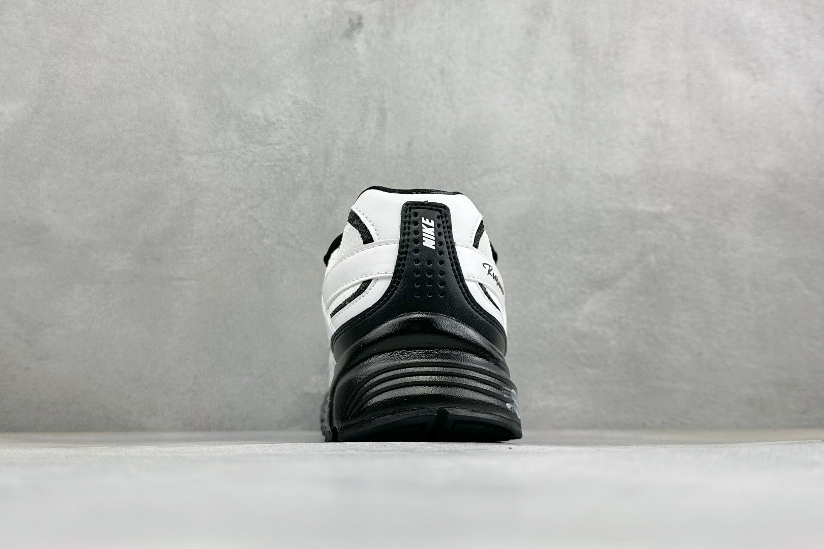 NIKE INITIATOR创始者系列 复古休闲运动舒适跑鞋 采用透气网眼鞋面和支撑覆盖层,自然运动设计的Phlyon NIKE INITIATOR创始者系列 复古休闲运动舒适跑鞋 采用透气网眼鞋面和支撑覆盖层,自然运动设计的Phlyon
