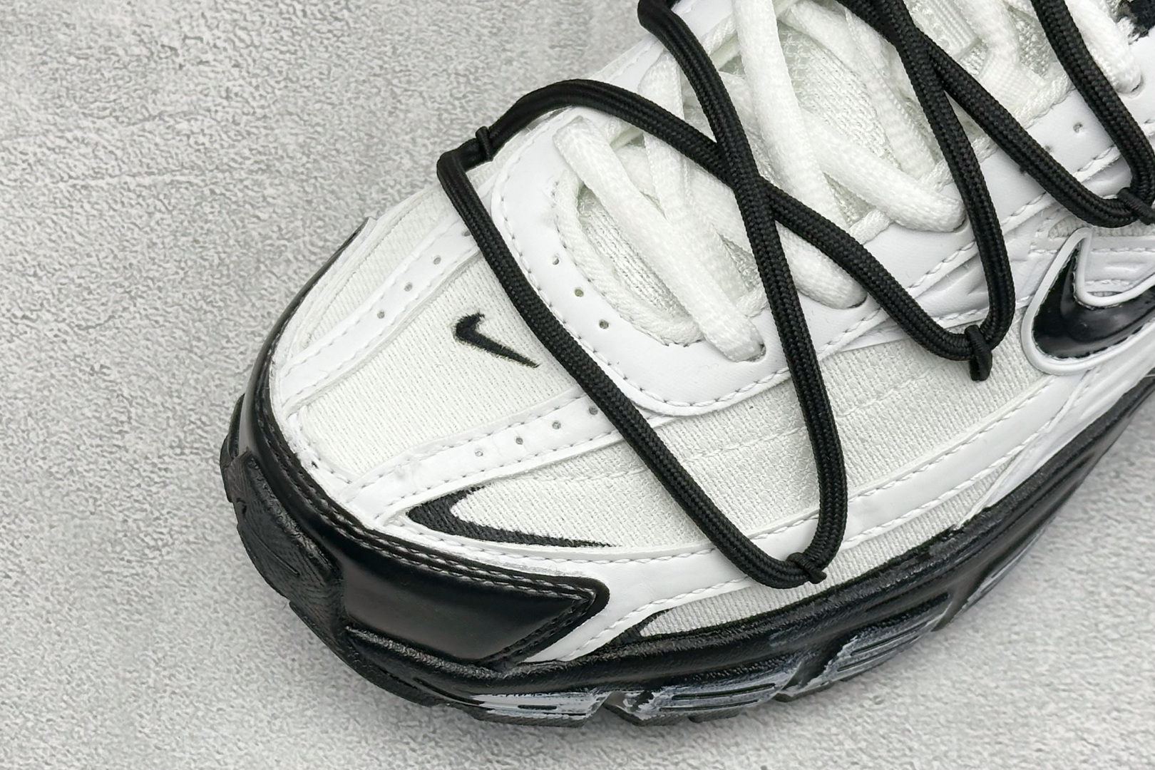 NIKE INITIATOR创始者系列 复古休闲运动舒适跑鞋 采用透气网眼鞋面和支撑覆盖层,自然运动设计的Phlyon NIKE INITIATOR创始者系列 复古休闲运动舒适跑鞋 采用透气网眼鞋面和支撑覆盖层,自然运动设计的Phlyon