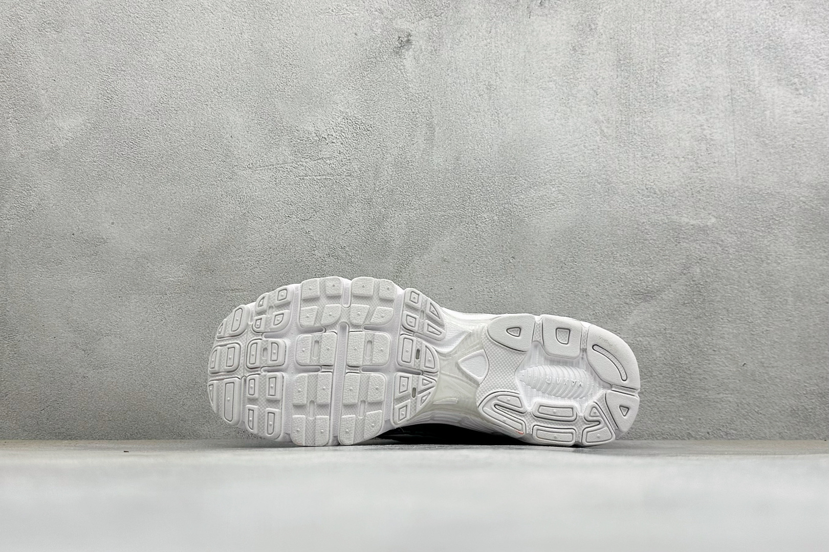 Nike Air Max Moto 2K 耐克新款复古气垫跑步鞋 货号：HQ2056-011 尺码：36 36.5 37