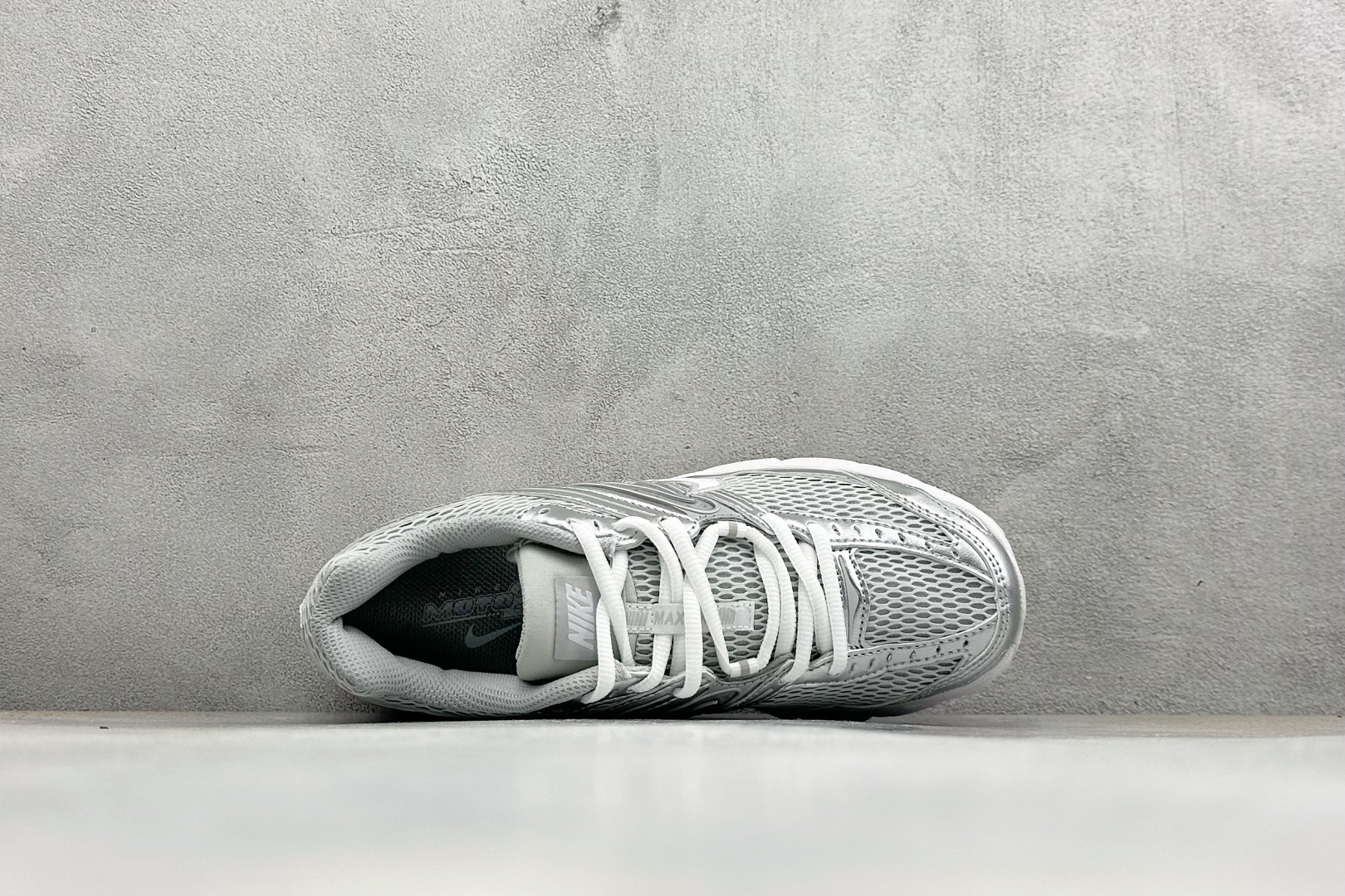Nike Air Max Moto 2K 耐克新款复古气垫跑步鞋 货号：HQ2056-011 尺码：36 36.5 37