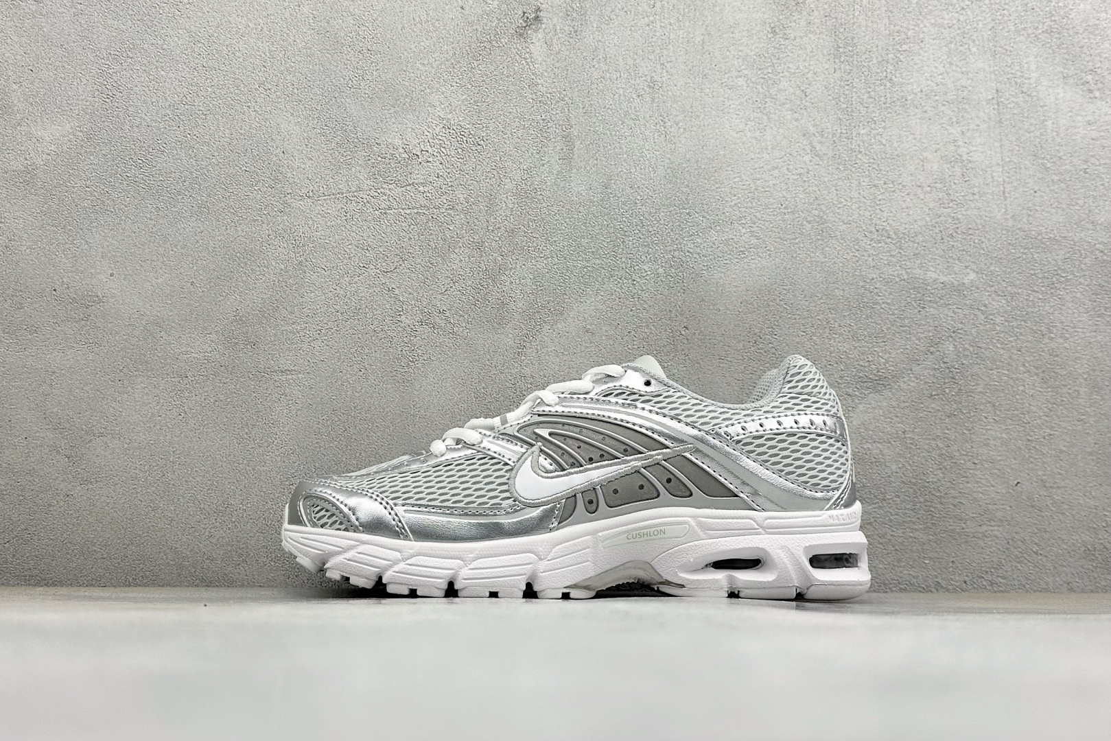 Nike Air Max Moto 2K 耐克新款复古气垫跑步鞋 货号:HQ2056-011 尺码:36 36.5 37 Nike Air Max Moto 2K 耐克新款复古气垫跑步鞋 货号:HQ2056-011 尺码:36 36.5 37