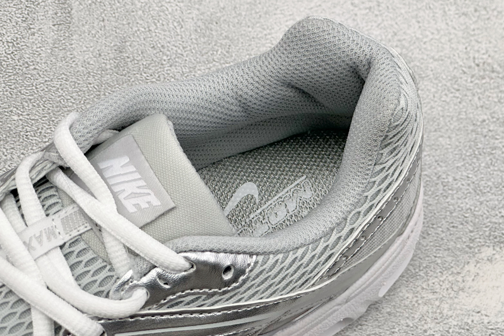 Nike Air Max Moto 2K 耐克新款复古气垫跑步鞋 货号：HQ2056-011 尺码：36 36.5 37