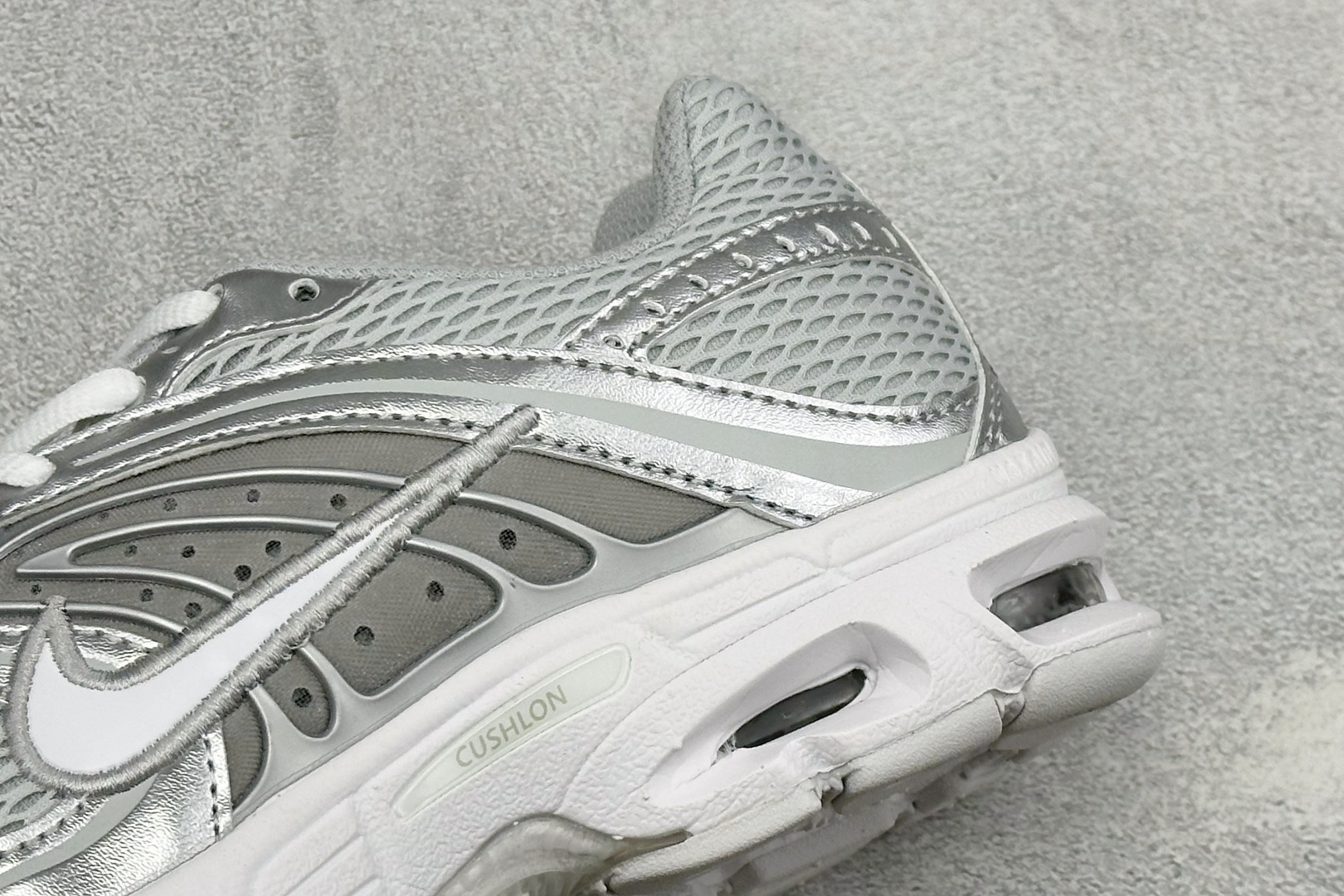Nike Air Max Moto 2K 耐克新款复古气垫跑步鞋 货号：HQ2056-011 尺码：36 36.5 37