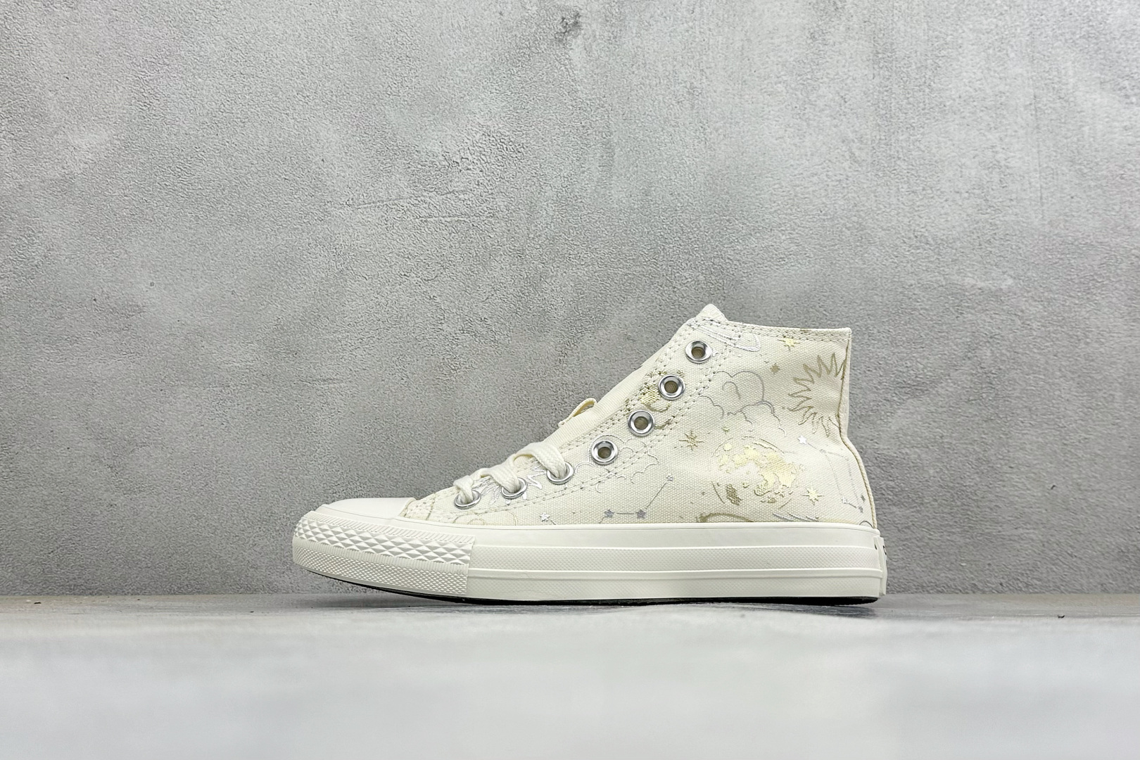 Converse All Star 日月星辰 匡威星际印花高帮休闲帆布鞋 鞋身甄选透气帆布面料，鞋面印满星空、行星、星座