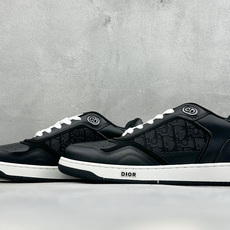 迪奥 B27休闲运动鞋 延续 Di*r的经典款式B27 系列新品 采用光滑牛皮革精心制作 “CD Icon”造型的鞋带孔 迪奥 B27休闲运动鞋 延续 Di*r的经典款式B27 系列新品 采用光滑牛皮革精心制作 “CD Icon”造型的鞋带孔