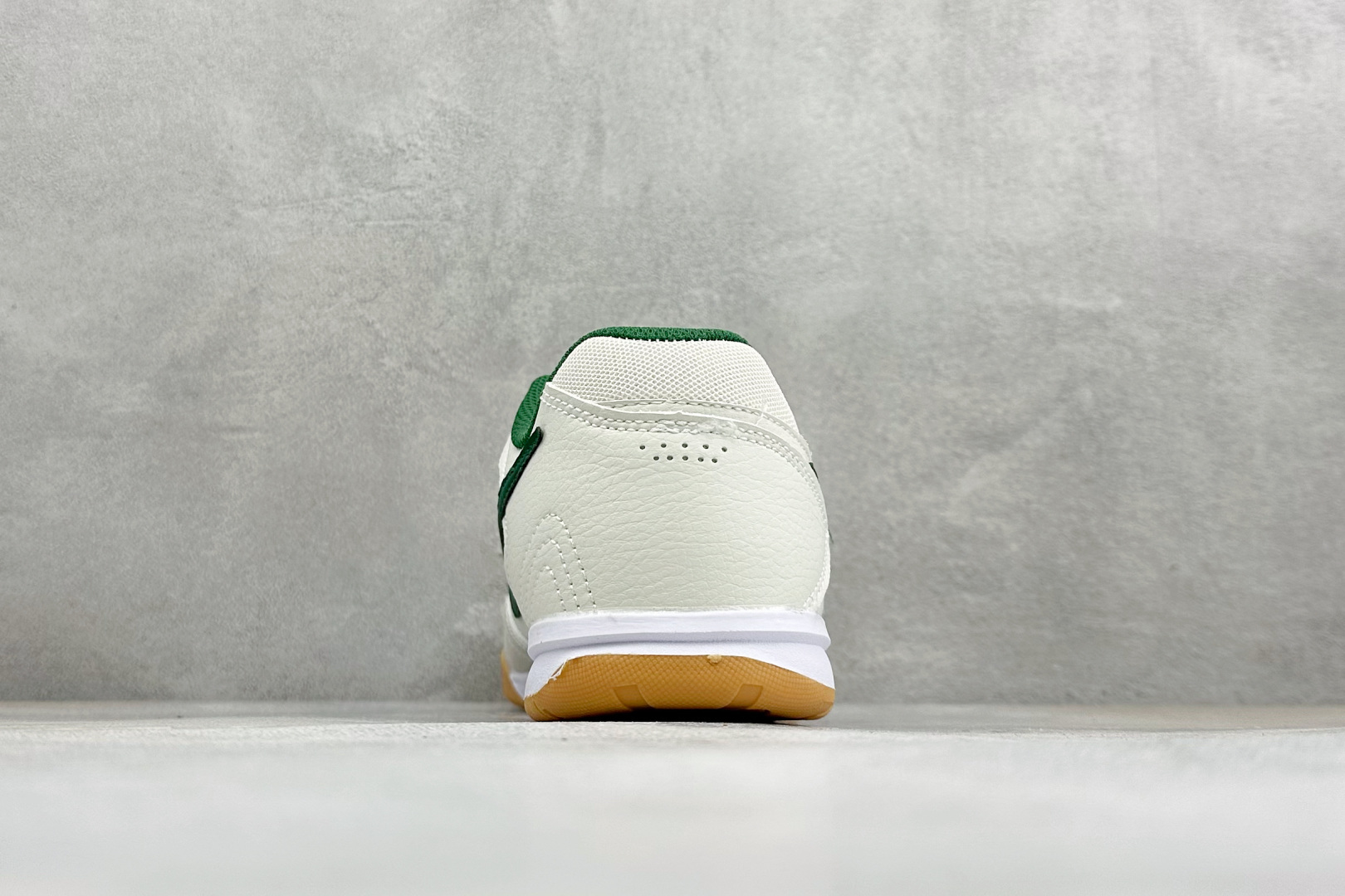 NIKE GATO 低帮生活休闲鞋 透气网布眼融入皮革,织和物合成材质覆面,营造21世初纪的畅跑美学概念。泡棉中底盈轻缓 NIKE GATO 低帮生活休闲鞋 透气网布眼融入皮革,织和物合成材质覆面,营造21世初纪的畅跑美学概念。泡棉中底盈轻缓