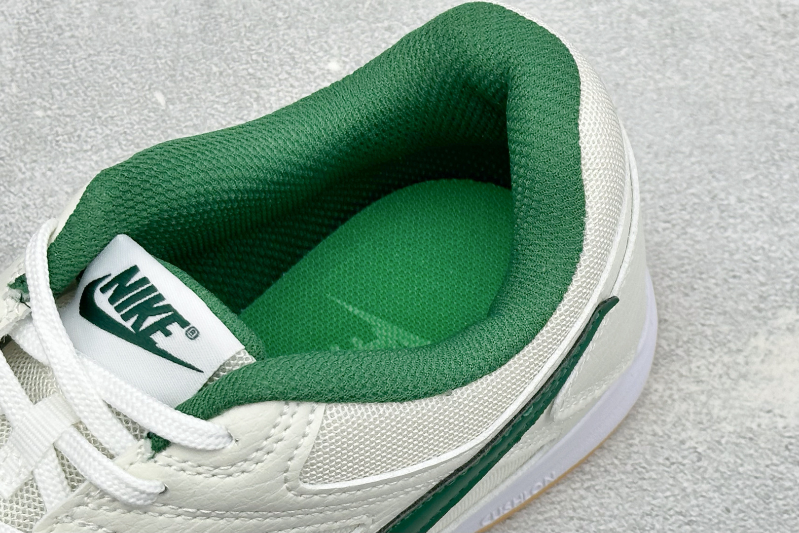 NIKE GATO 低帮生活休闲鞋 透气网布眼融入皮革,织和物合成材质覆面,营造21世初纪的畅跑美学概念。泡棉中底盈轻缓 NIKE GATO 低帮生活休闲鞋 透气网布眼融入皮革,织和物合成材质覆面,营造21世初纪的畅跑美学概念。泡棉中底盈轻缓