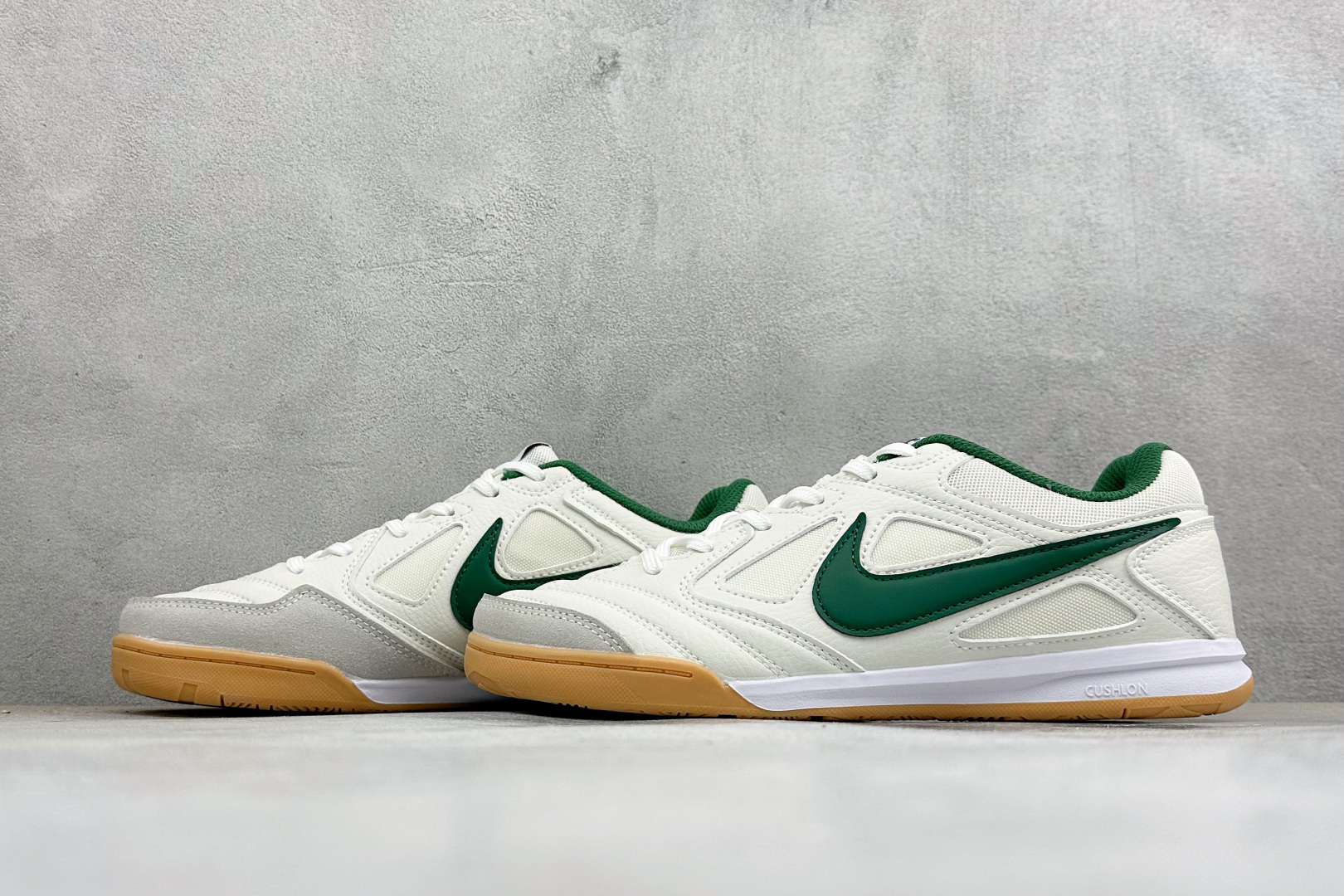 NIKE GATO 低帮生活休闲鞋 透气网布眼融入皮革,织和物合成材质覆面,营造21世初纪的畅跑美学概念。泡棉中底盈轻缓 NIKE GATO 低帮生活休闲鞋 透气网布眼融入皮革,织和物合成材质覆面,营造21世初纪的畅跑美学概念。泡棉中底盈轻缓