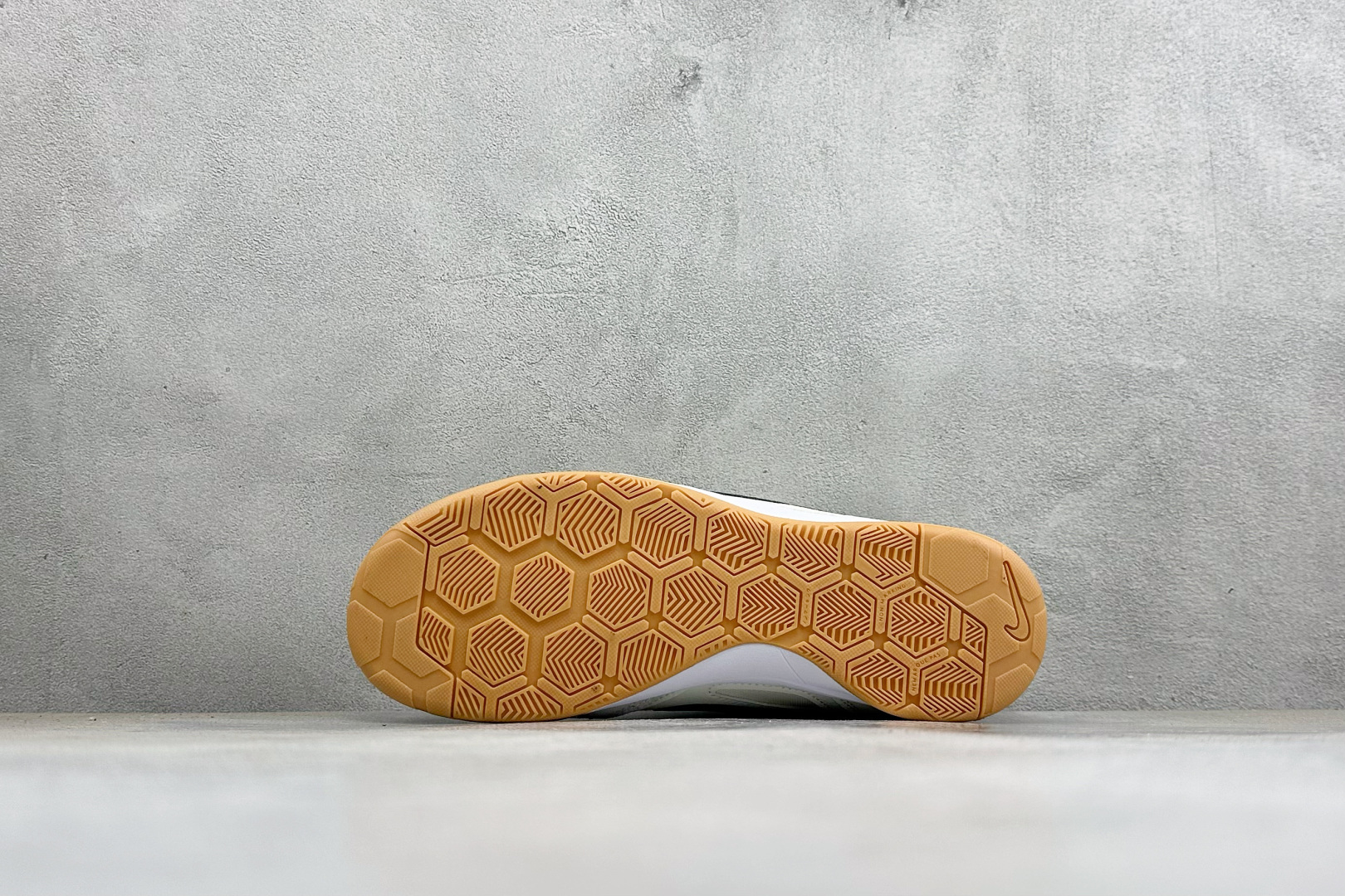 NIKE GATO 低帮生活休闲鞋 透气网布眼融入皮革,织和物合成材质覆面,营造21世初纪的畅跑美学概念。泡棉中底盈轻缓 NIKE GATO 低帮生活休闲鞋 透气网布眼融入皮革,织和物合成材质覆面,营造21世初纪的畅跑美学概念。泡棉中底盈轻缓