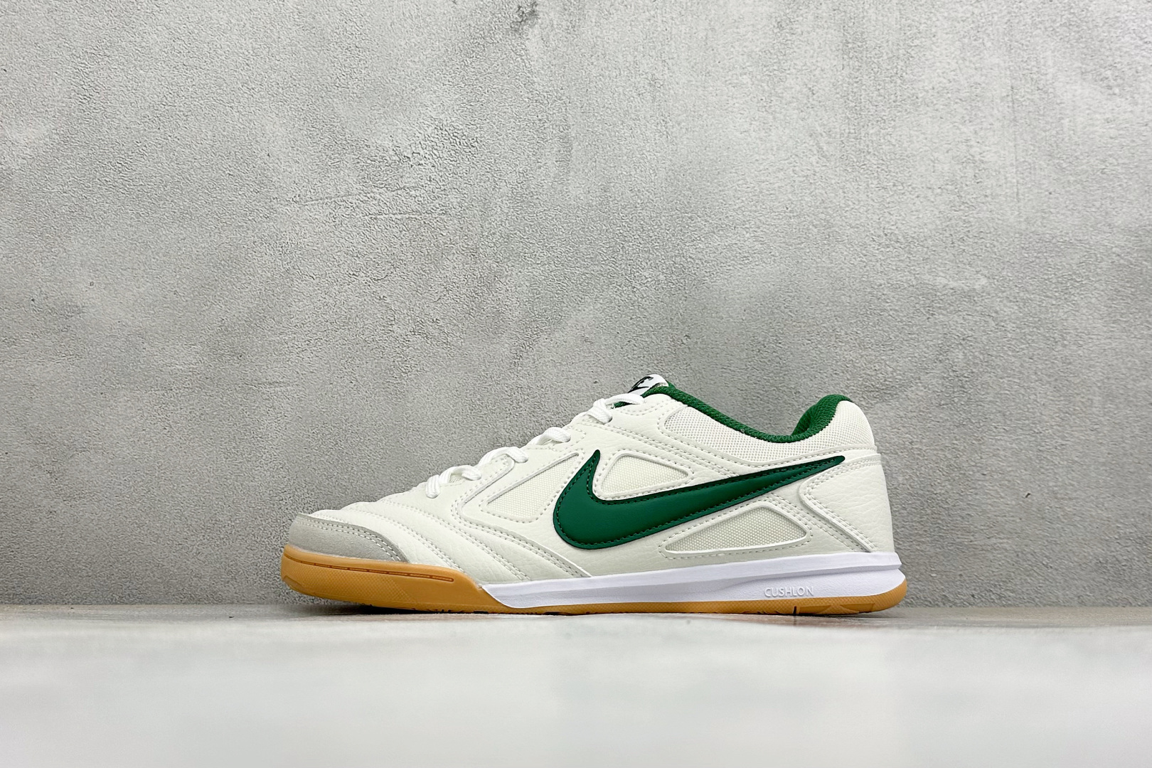 NIKE GATO 低帮生活休闲鞋 透气网布眼融入皮革，织和物合成材质覆面，营造21世初纪的畅跑美学概念。泡棉中底盈轻缓