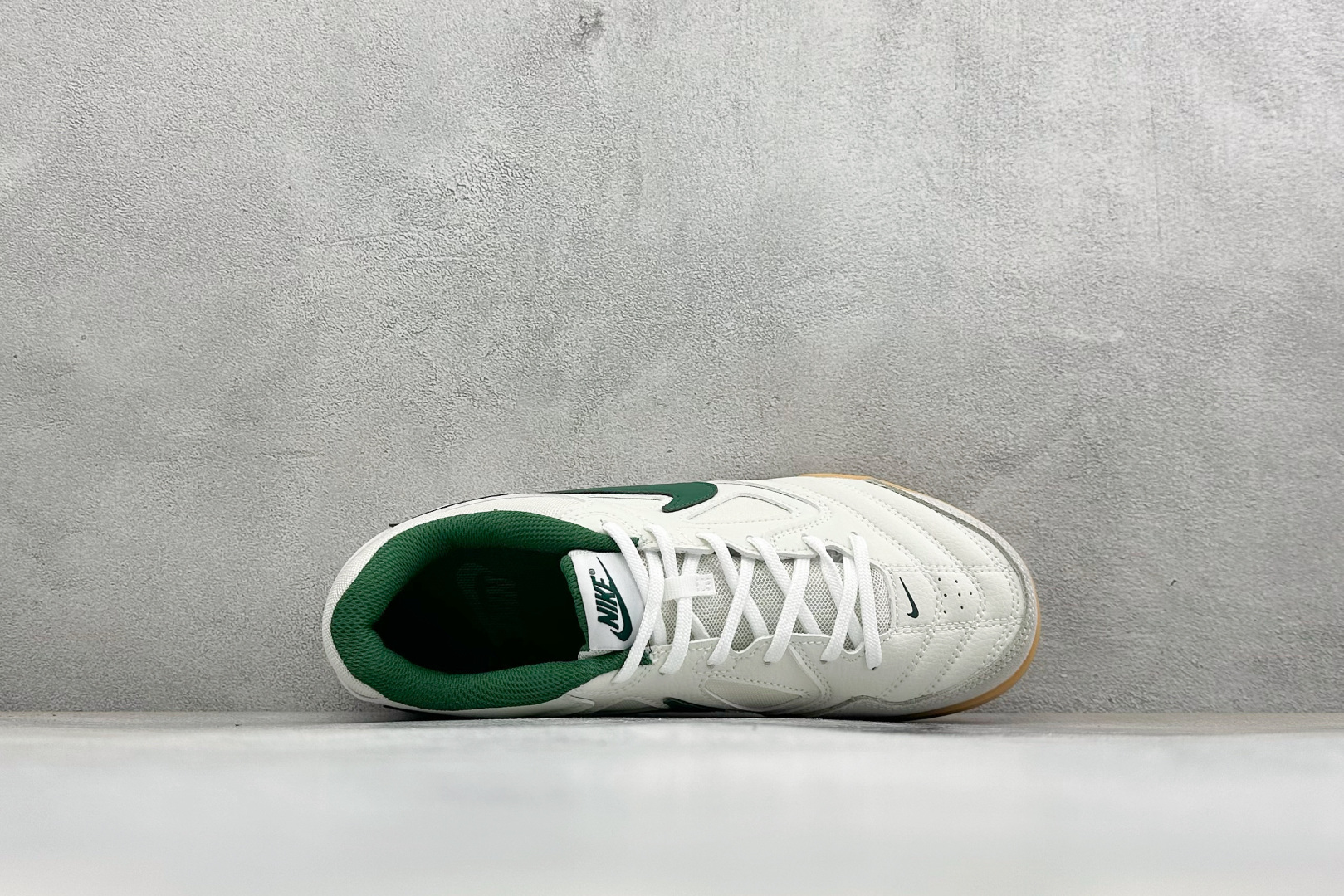 NIKE GATO 低帮生活休闲鞋 透气网布眼融入皮革,织和物合成材质覆面,营造21世初纪的畅跑美学概念。泡棉中底盈轻缓 NIKE GATO 低帮生活休闲鞋 透气网布眼融入皮革,织和物合成材质覆面,营造21世初纪的畅跑美学概念。泡棉中底盈轻缓