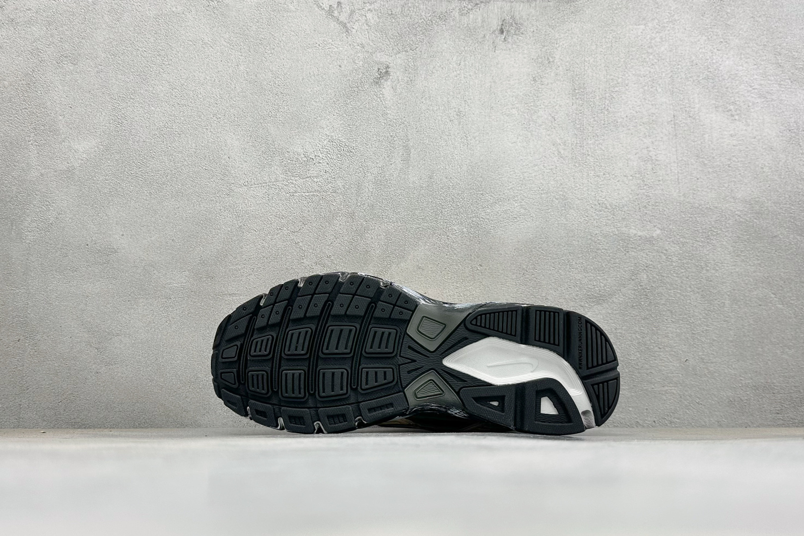 NIKE INITIATOR创始者系列 复古休闲运动舒适跑鞋 采用透气网眼鞋面和支撑覆盖层,自然运动设计的Phlyon中 NIKE INITIATOR创始者系列 复古休闲运动舒适跑鞋 采用透气网眼鞋面和支撑覆盖层,自然运动设计的Phlyon中
