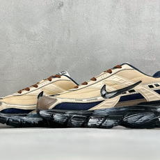NIKE INITIATOR创始者系列 复古休闲运动舒适跑鞋 采用透气网眼鞋面和支撑覆盖层,自然运动设计的Phlyon中 NIKE INITIATOR创始者系列 复古休闲运动舒适跑鞋 采用透气网眼鞋面和支撑覆盖层,自然运动设计的Phlyon中