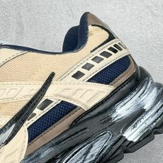 NIKE INITIATOR创始者系列 复古休闲运动舒适跑鞋 采用透气网眼鞋面和支撑覆盖层,自然运动设计的Phlyon中 NIKE INITIATOR创始者系列 复古休闲运动舒适跑鞋 采用透气网眼鞋面和支撑覆盖层,自然运动设计的Phlyon中