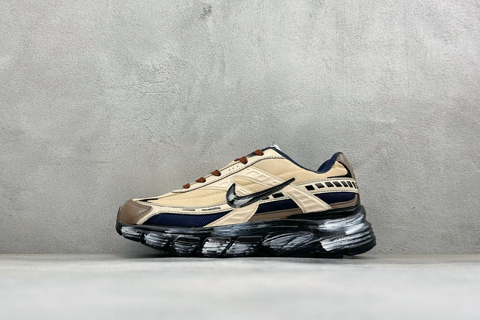 NIKE INITIATOR创始者系列 复古休闲运动舒适跑鞋 采用透气网眼鞋面和支撑覆盖层，自然运动设计的Phlyon中