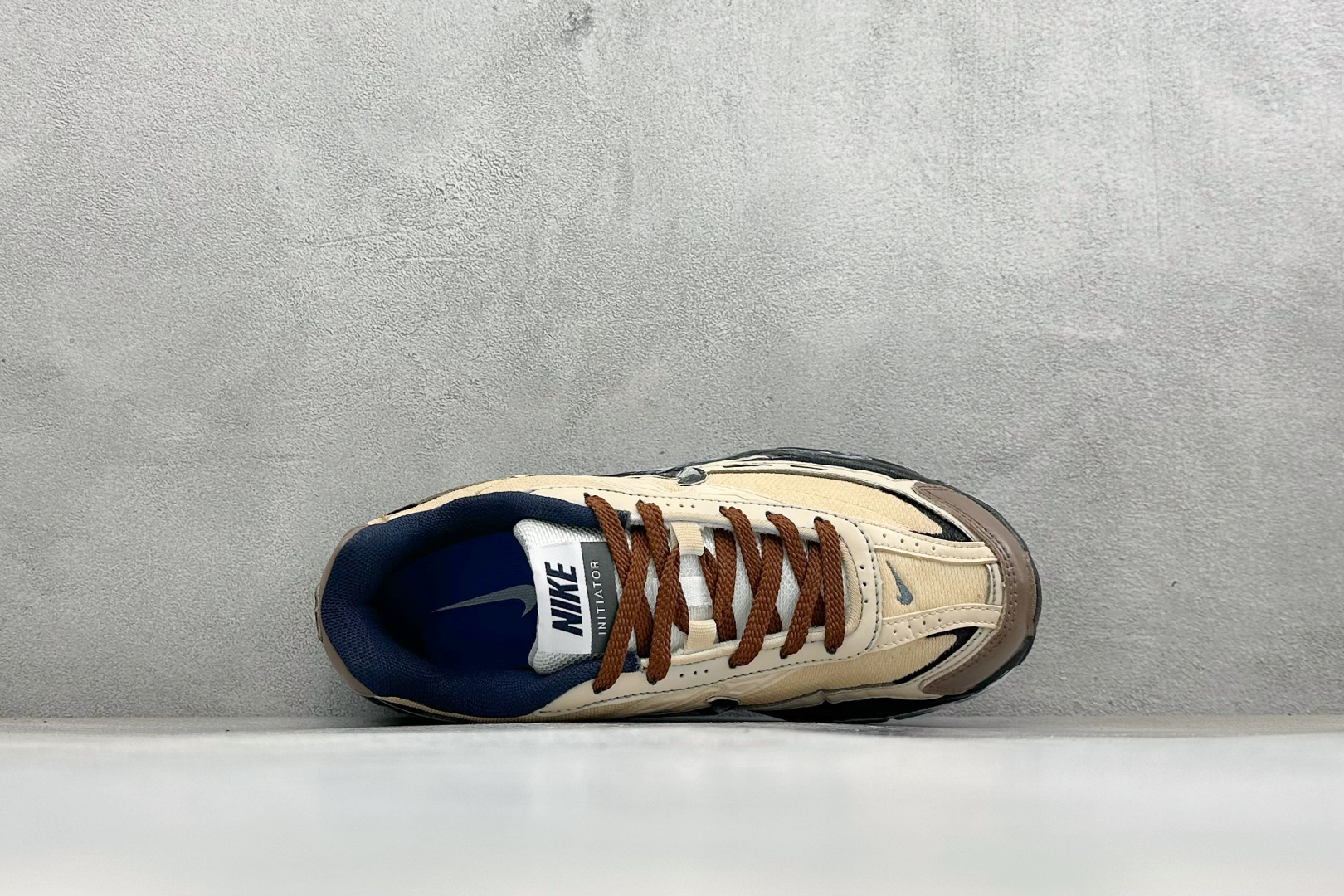 NIKE INITIATOR创始者系列 复古休闲运动舒适跑鞋 采用透气网眼鞋面和支撑覆盖层,自然运动设计的Phlyon中 NIKE INITIATOR创始者系列 复古休闲运动舒适跑鞋 采用透气网眼鞋面和支撑覆盖层,自然运动设计的Phlyon中