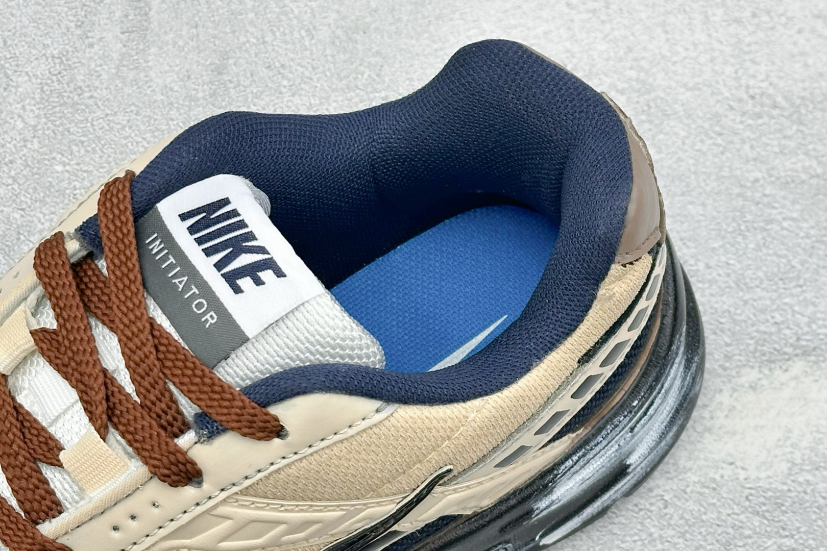 NIKE INITIATOR创始者系列 复古休闲运动舒适跑鞋 采用透气网眼鞋面和支撑覆盖层,自然运动设计的Phlyon中 NIKE INITIATOR创始者系列 复古休闲运动舒适跑鞋 采用透气网眼鞋面和支撑覆盖层,自然运动设计的Phlyon中