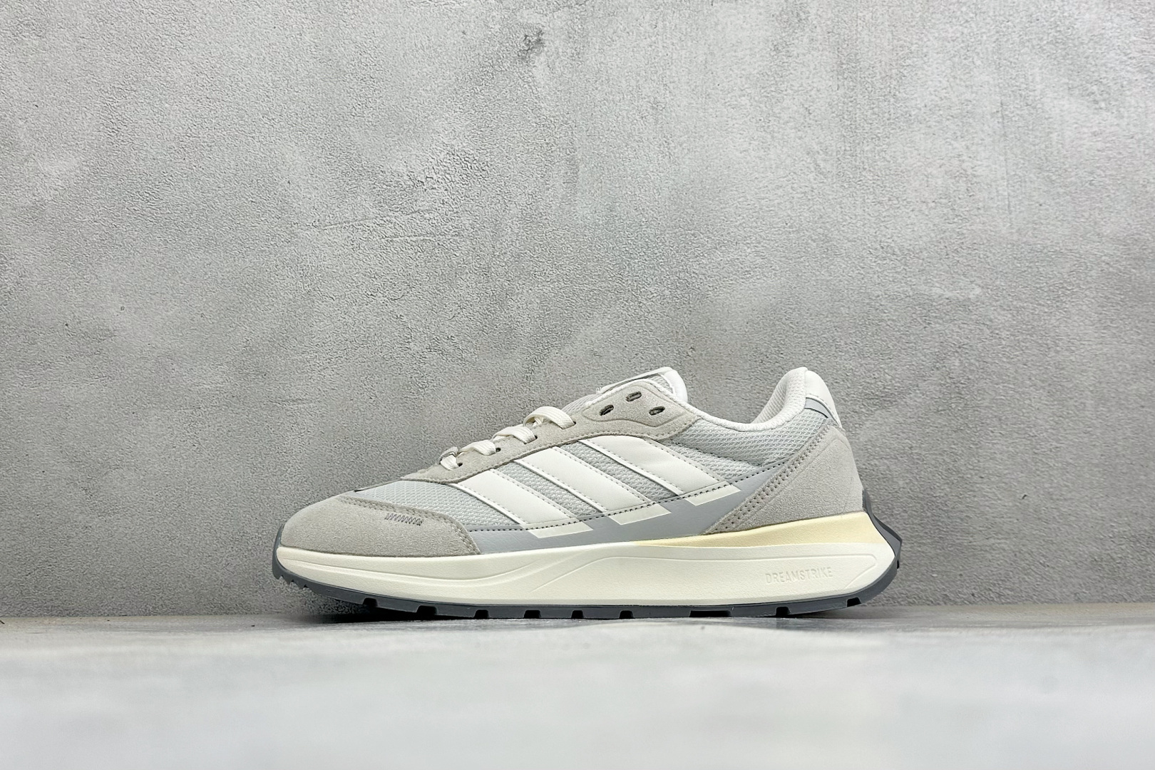Adidas Futro Coupe 阿迪达斯 织物网面 舒适百搭 防滑耐磨回弹 低帮休闲运动鞋 货号: KH6817 