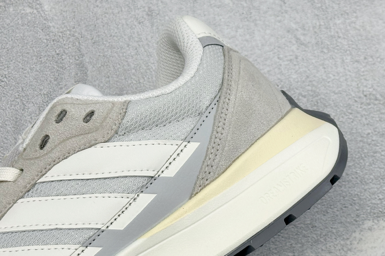 Adidas Futro Coupe 阿迪达斯 织物网面 舒适百搭 防滑耐磨回弹 低帮休闲运动鞋 货号: KH6817 Adidas Futro Coupe 阿迪达斯 织物网面 舒适百搭 防滑耐磨回弹 低帮休闲运动鞋 货号: KH6817