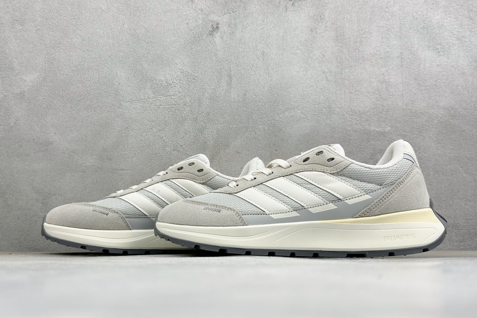 Adidas Futro Coupe 阿迪达斯 织物网面 舒适百搭 防滑耐磨回弹 低帮休闲运动鞋 货号: KH6817 Adidas Futro Coupe 阿迪达斯 织物网面 舒适百搭 防滑耐磨回弹 低帮休闲运动鞋 货号: KH6817