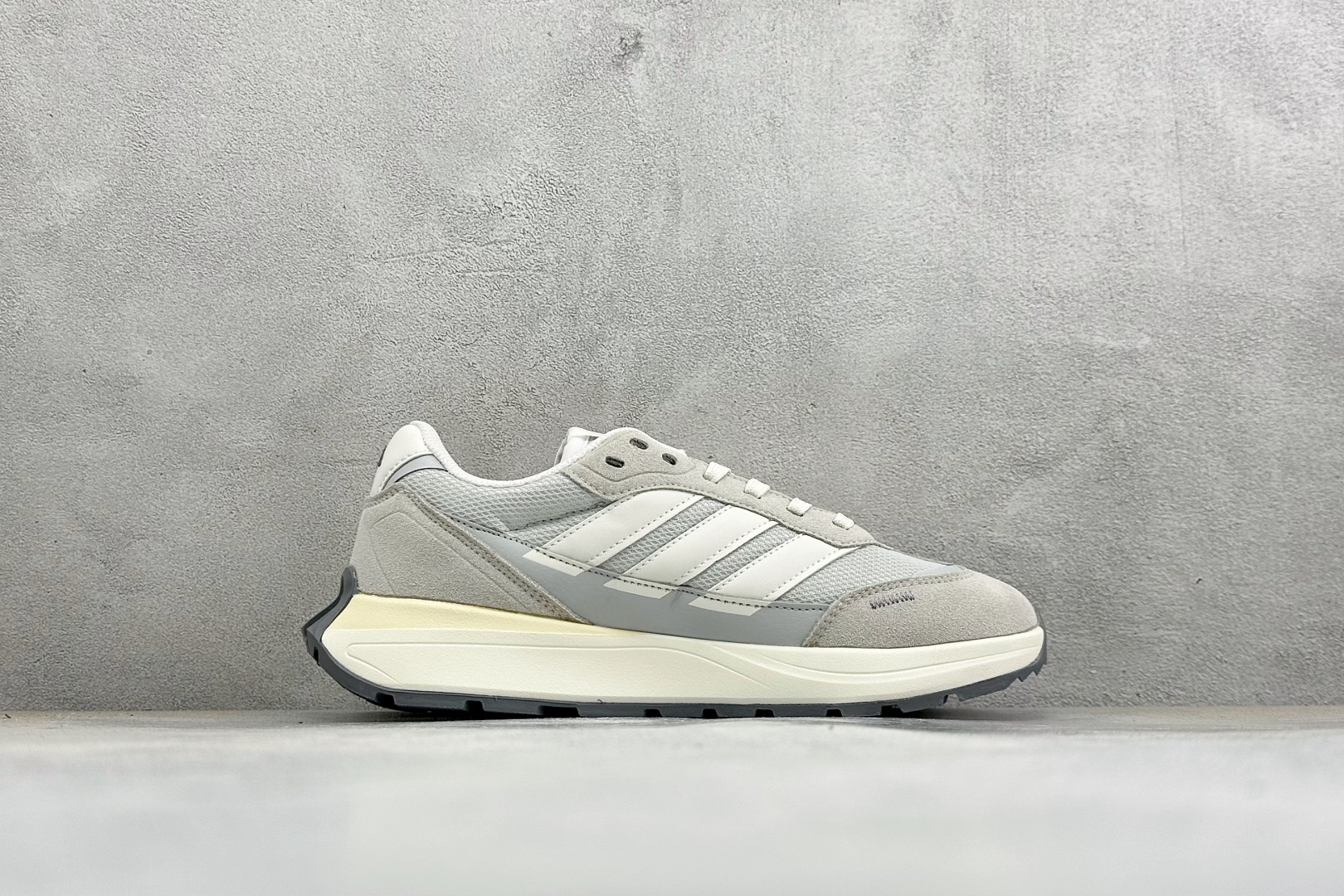Adidas Futro Coupe 阿迪达斯 织物网面 舒适百搭 防滑耐磨回弹 低帮休闲运动鞋 货号: KH6817 Adidas Futro Coupe 阿迪达斯 织物网面 舒适百搭 防滑耐磨回弹 低帮休闲运动鞋 货号: KH6817