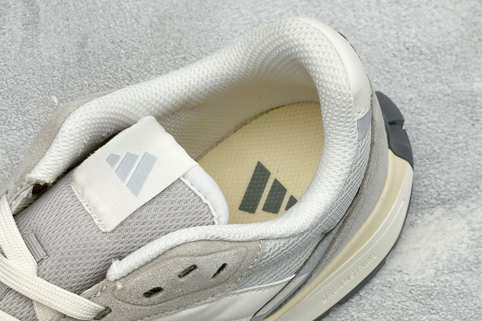 Adidas Futro Coupe 阿迪达斯 织物网面 舒适百搭 防滑耐磨回弹 低帮休闲运动鞋 货号: KH6817 Adidas Futro Coupe 阿迪达斯 织物网面 舒适百搭 防滑耐磨回弹 低帮休闲运动鞋 货号: KH6817