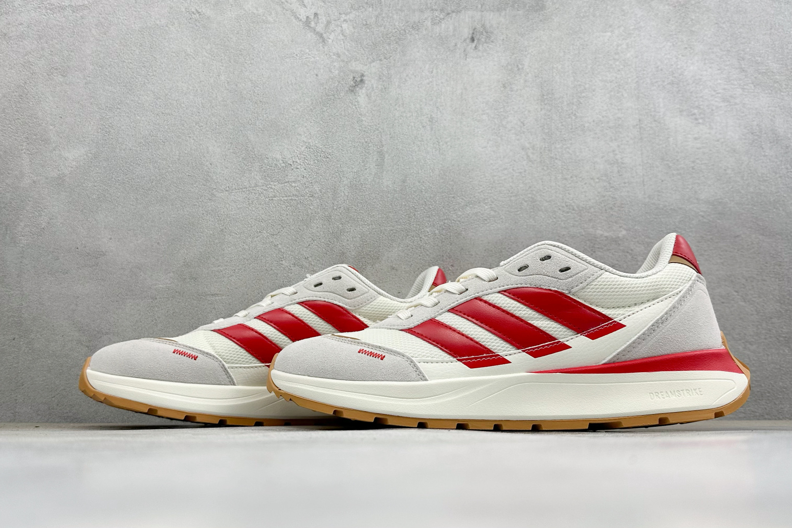 Adidas Futro Coupe 阿迪达斯 织物网面 舒适百搭 防滑耐磨回弹 低帮休闲运动鞋 货号: KH6816 Adidas Futro Coupe 阿迪达斯 织物网面 舒适百搭 防滑耐磨回弹 低帮休闲运动鞋 货号: KH6816