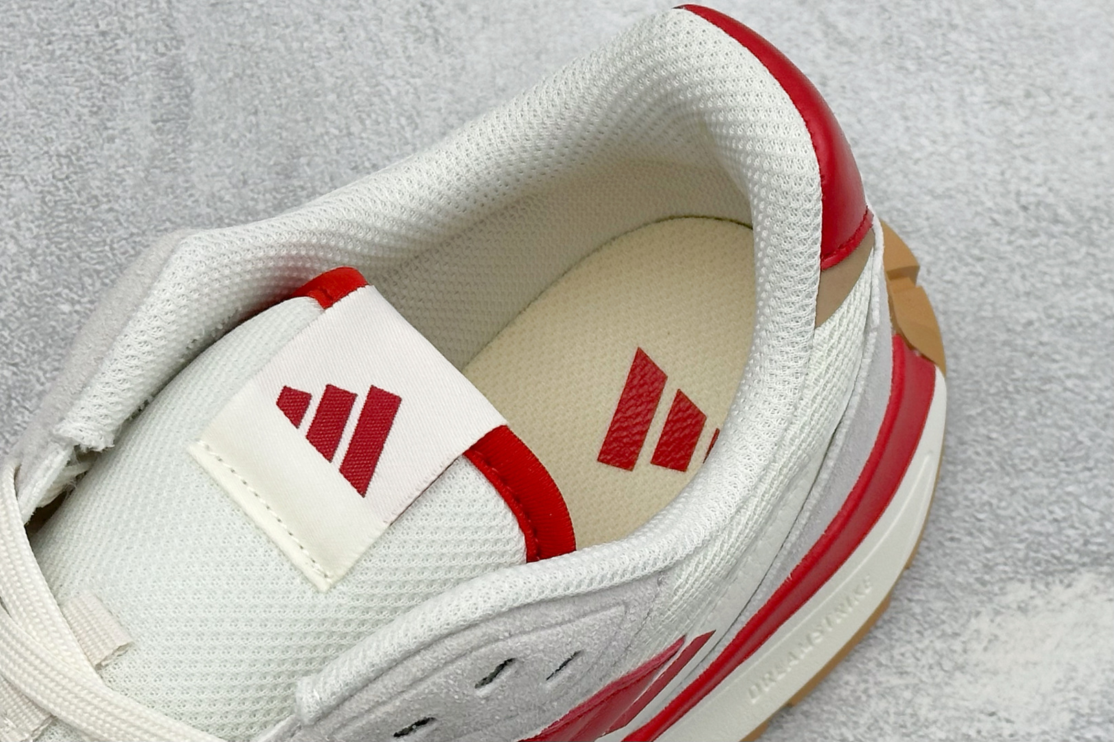 Adidas Futro Coupe 阿迪达斯 织物网面 舒适百搭 防滑耐磨回弹 低帮休闲运动鞋 货号: KH6816 Adidas Futro Coupe 阿迪达斯 织物网面 舒适百搭 防滑耐磨回弹 低帮休闲运动鞋 货号: KH6816