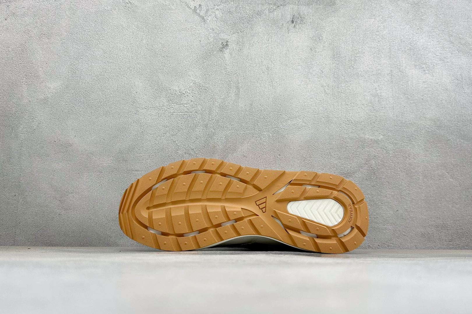 Adidas Futro Coupe 阿迪达斯 织物网面 舒适百搭 防滑耐磨回弹 低帮休闲运动鞋 货号: KH6816 Adidas Futro Coupe 阿迪达斯 织物网面 舒适百搭 防滑耐磨回弹 低帮休闲运动鞋 货号: KH6816