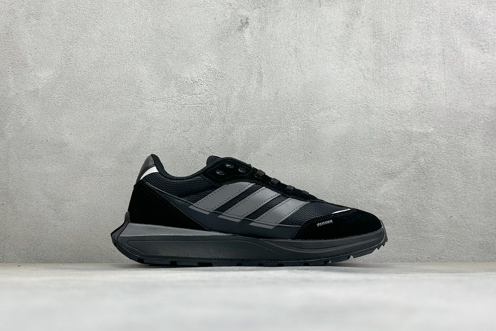 Adidas Futro Coupe 阿迪达斯 织物网面 舒适百搭 防滑耐磨回弹 低帮休闲运动鞋 货号: KH6815 Adidas Futro Coupe 阿迪达斯 织物网面 舒适百搭 防滑耐磨回弹 低帮休闲运动鞋 货号: KH6815