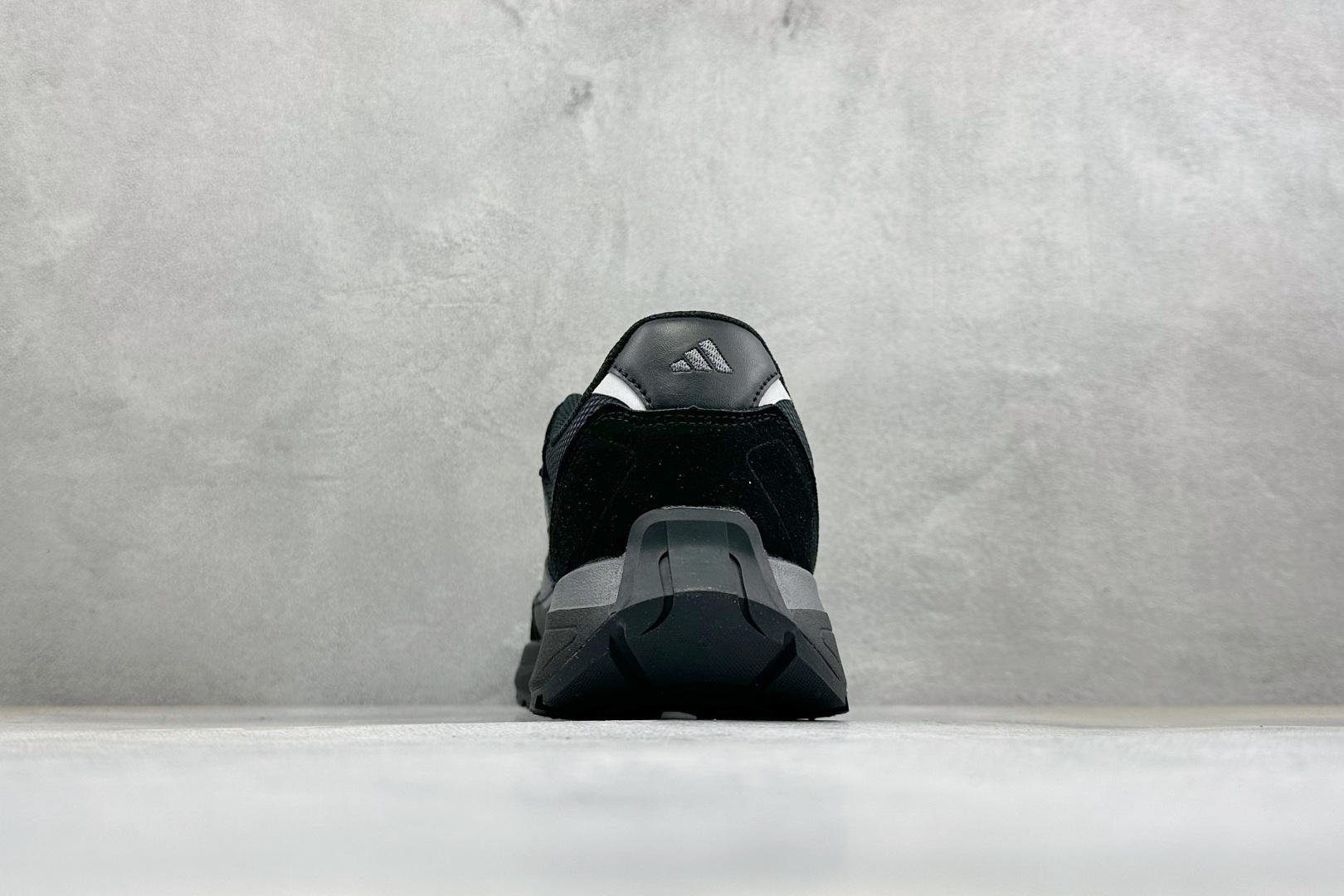 Adidas Futro Coupe 阿迪达斯 织物网面 舒适百搭 防滑耐磨回弹 低帮休闲运动鞋 货号: KH6815 Adidas Futro Coupe 阿迪达斯 织物网面 舒适百搭 防滑耐磨回弹 低帮休闲运动鞋 货号: KH6815