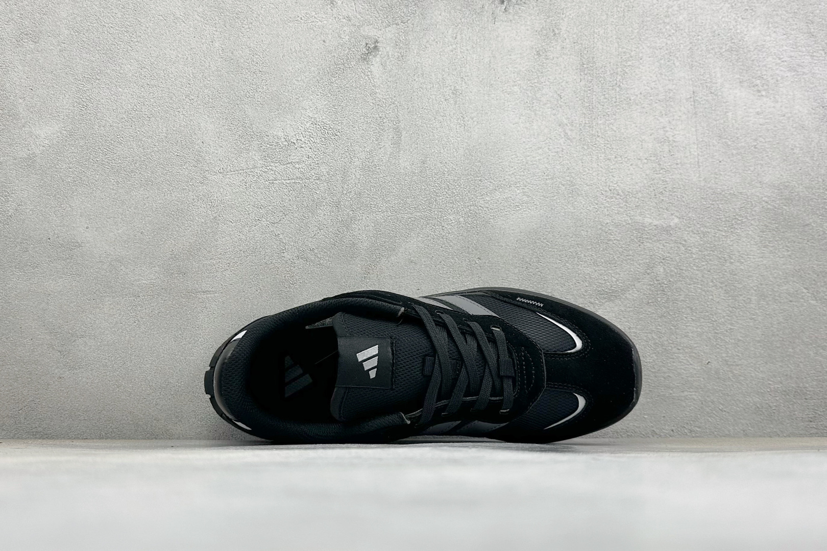Adidas Futro Coupe 阿迪达斯 织物网面 舒适百搭 防滑耐磨回弹 低帮休闲运动鞋 货号: KH6815 Adidas Futro Coupe 阿迪达斯 织物网面 舒适百搭 防滑耐磨回弹 低帮休闲运动鞋 货号: KH6815