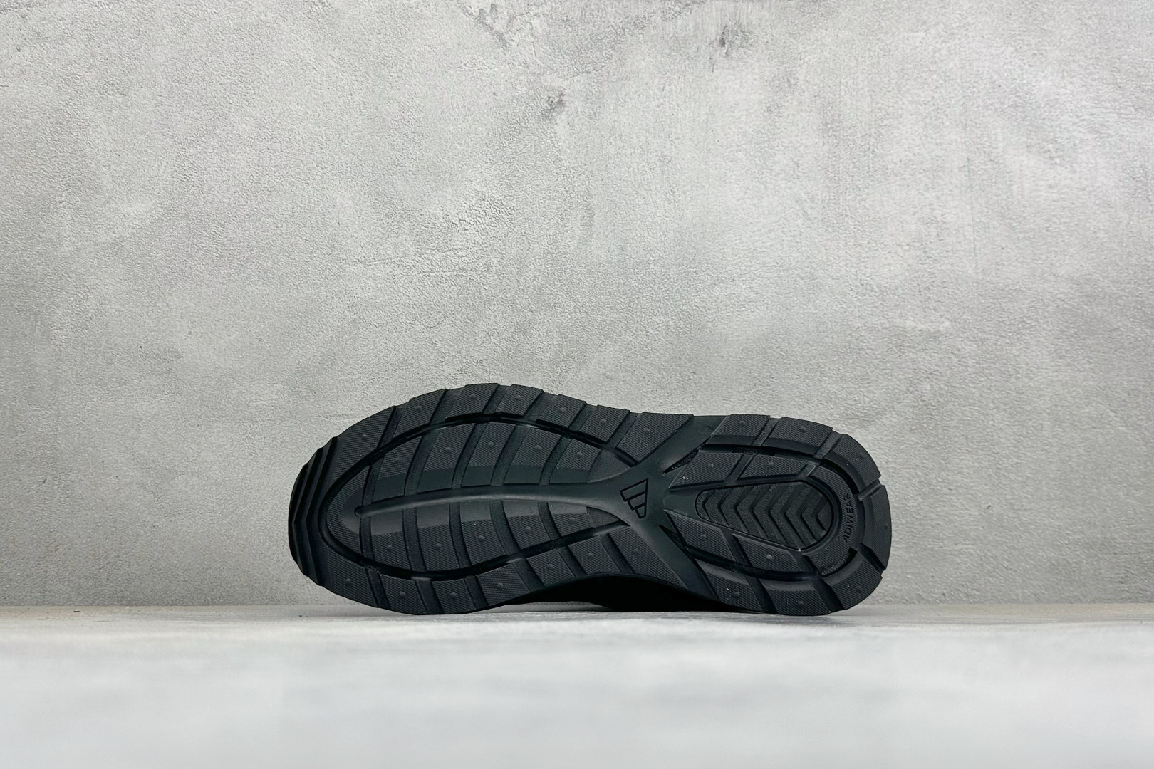 Adidas Futro Coupe 阿迪达斯 织物网面 舒适百搭 防滑耐磨回弹 低帮休闲运动鞋 货号: KH6815 Adidas Futro Coupe 阿迪达斯 织物网面 舒适百搭 防滑耐磨回弹 低帮休闲运动鞋 货号: KH6815