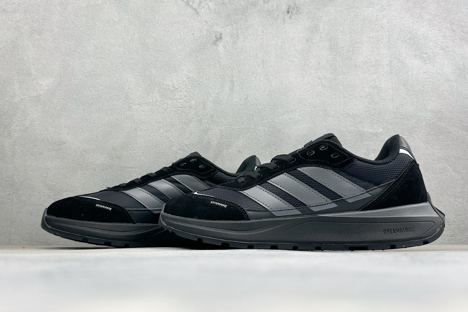 Adidas Futro Coupe 阿迪达斯 织物网面 舒适百搭 防滑耐磨回弹 低帮休闲运动鞋 货号: KH6815 Adidas Futro Coupe 阿迪达斯 织物网面 舒适百搭 防滑耐磨回弹 低帮休闲运动鞋 货号: KH6815