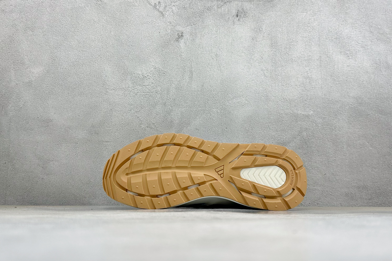 Adidas Futro Coupe 阿迪达斯 织物网面 舒适百搭 防滑耐磨回弹 低帮休闲运动鞋 货号: KH6818 Adidas Futro Coupe 阿迪达斯 织物网面 舒适百搭 防滑耐磨回弹 低帮休闲运动鞋 货号: KH6818