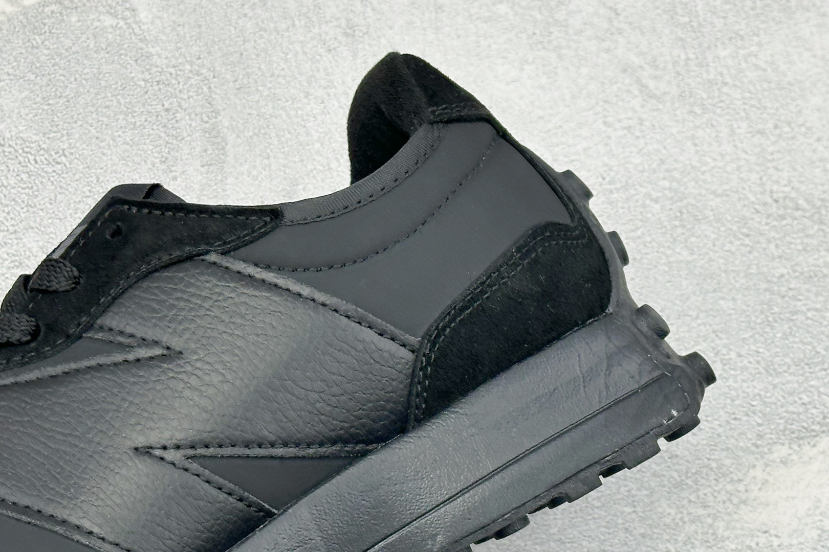 TG福利 New Balance MS327 复古休闲运动慢跑鞋 以更纯粹的复古风格设计打造的全新造型 侧身还以解构设计