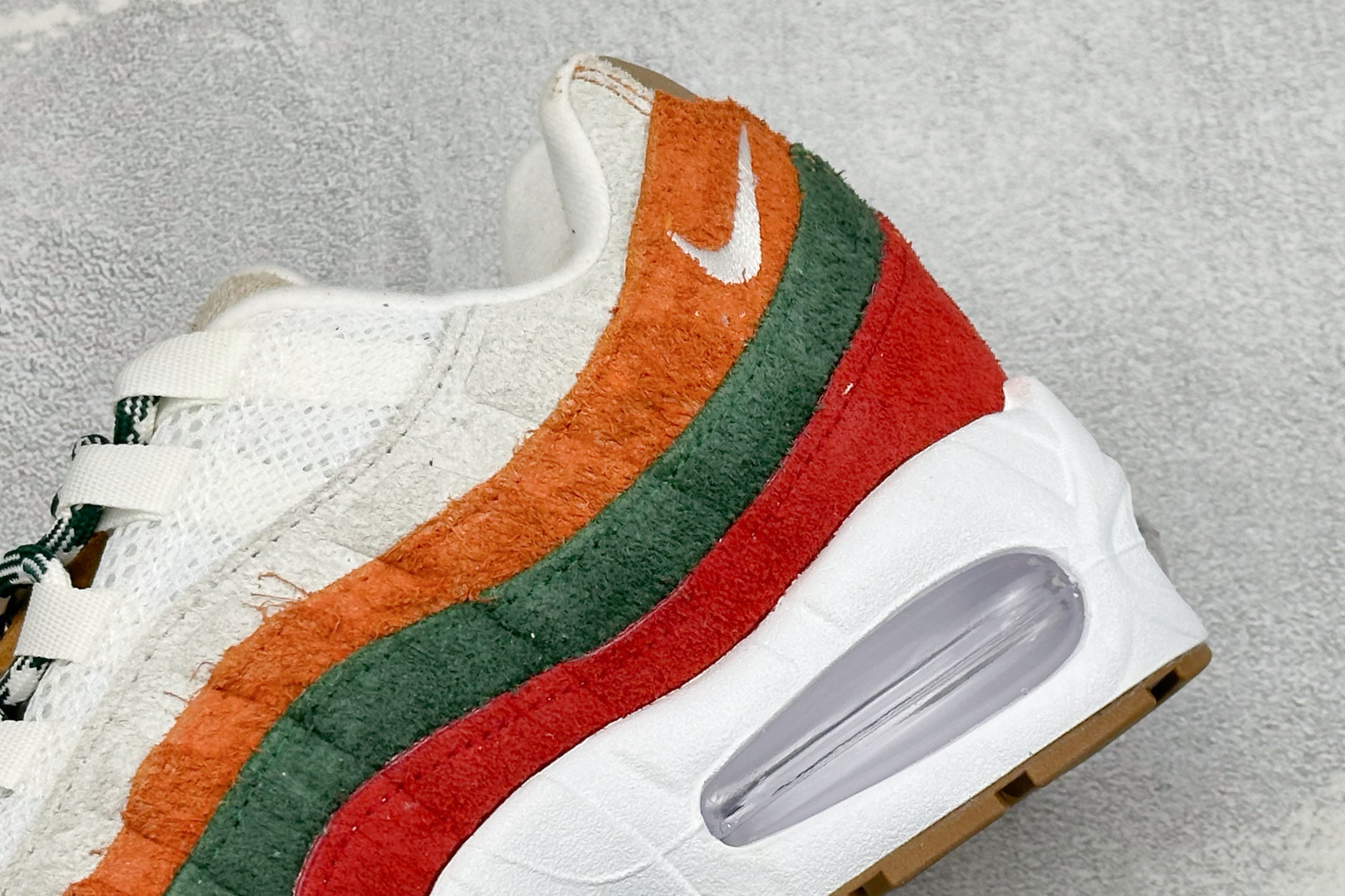 GS版NIKE AIR MAX 95 TT 气垫复古百搭休闲运动跑鞋 这双鞋采用前脚掌开窗式气垫 这种设计在当时是前所未 GS版NIKE AIR MAX 95 TT 气垫复古百搭休闲运动跑鞋 这双鞋采用前脚掌开窗式气垫 这种设计在当时是前所未