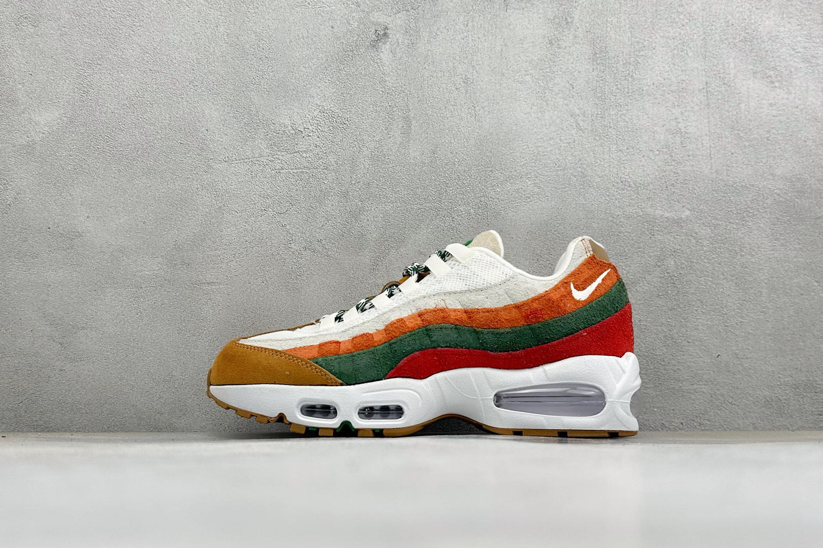 GS版NIKE AIR MAX 95 TT 气垫复古百搭休闲运动跑鞋 这双鞋采用前脚掌开窗式气垫 这种设计在当时是前所未
